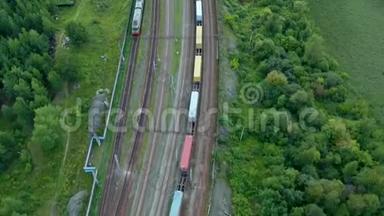 货物列车。 彩色货运列车的鸟瞰图。 火车站。 铁路上有货物的瓦贡人。 重工业