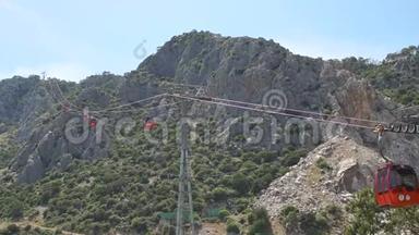 缆车，背景上挂红色拖车.. 土耳其安塔利亚。