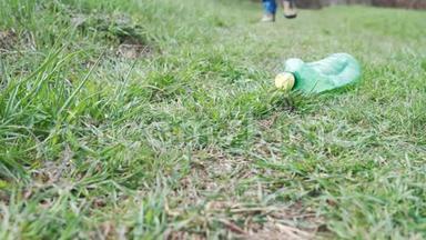 活动家<strong>拿起</strong>塑料瓶。 志愿者清理园区垃圾.. 慢镜头。