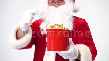 白色背景上的圣诞老人带着一桶红色的<strong>爆</strong>米花。 吃<strong>爆</strong>米花和看电影，提供<strong>爆</strong>米花。