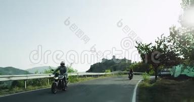 高速公路中间的三辆摩托车，在令人惊叹的风景中，您的<strong>旅途</strong>愉快