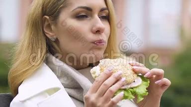 孕妇<strong>吃汉堡</strong>和火腿和新鲜沙拉健康的胃口，午餐时间