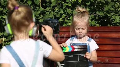 小女孩在相机上录制视频博客。