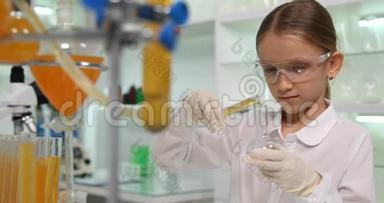 学校实验室儿童化学实验，学生女生化学4K班