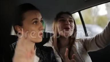 两个女人坐在坐出租车的汽车后座，说话和使用智能手机。