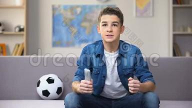 令人兴奋的青<strong>少年</strong>学生在电视上观看<strong>足球</strong>比赛，为国家队加油