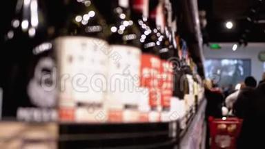 超市卖酒. 布卢尔商店橱窗上印有价格标签的瓶装葡萄酒的架子和架子