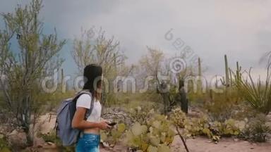 慢动作侧观美丽的年轻旅游妇女徒步沿着美国亚利桑那州<strong>不可思议</strong>的仙人掌沙漠国家公园。