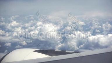 静静的<strong>白云</strong>，高高的在<strong>天空</strong>中，从飞机的窗口看到非常美丽的景色