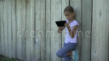 使用智能手机的儿童玩平板电脑，户外儿童学习4K