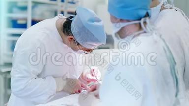专注的外科医生进行重要的手术，看病人在桌子上拿着仪器