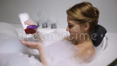 泡泡澡的女人，用身体清洗，美容程序，清新
