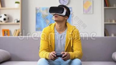 美国黑人青少年用<strong>VR</strong>耳机<strong>玩</strong>电子游戏，现代技术