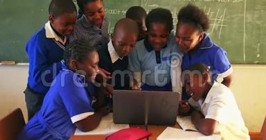 在一所<strong>乡镇</strong>学校上课的带笔记本电脑的学童