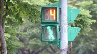 城市交通灯由绿色转向红色，供行人步行