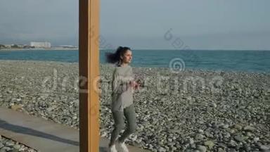 阳光明媚的一天，少女独自在海边慢跑