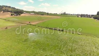 空中观看<strong>灌溉设备灌溉</strong>农民的田地。