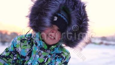 一个<strong>小孩</strong>子在<strong>冬天</strong>的公园里散步。 在白色蓬松的雪上玩耍和微笑的婴儿。 面的特写.. 积极休息