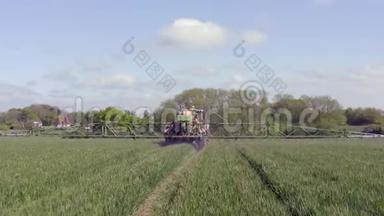 拖拉机在农田上喷洒一种有争议的草甘膦除草剂