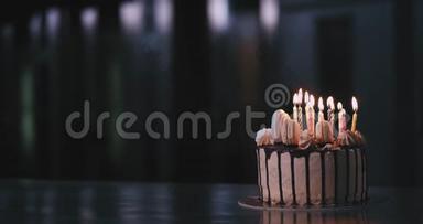 一幅画在面包房的厨房里，装饰精美的生日蛋糕，里面放着蜡烛