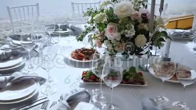 宴会上有大桌子、白色桌布、各种美味<strong>菜肴</strong>、鲜花、玫瑰蜡烛装饰