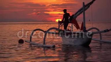 傍晚，白色的小船在平静的海洋港口，美丽的日落景色和<strong>渔船</strong>与年轻的当地<strong>渔民</strong>