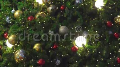圣诞树上<strong>装饰</strong>着灯和礼物，还有金球、银球、<strong>彩球</strong>