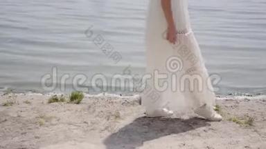 未被认出的女孩穿着一件白色的<strong>夏季</strong>时装<strong>长裙</strong>站在河边。 户外休闲美女。