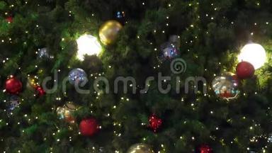 圣诞树上<strong>装饰</strong>着灯和礼物，还有金球、银球、<strong>彩球</strong>