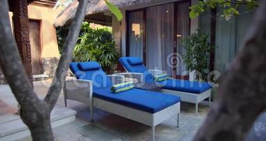 完美的露台，让您放松，两张舒适的蓝色沙发，适合躺在户外，有绝佳的机会一起在户外放松。
