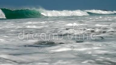 巨大的海浪在蓝天下流动，白色的泡沫