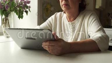 偷窃：老年妇女在<strong>家</strong>使用<strong>数码</strong>平板电脑