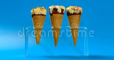 三个冰淇淋甜筒融化在蓝色时间推移