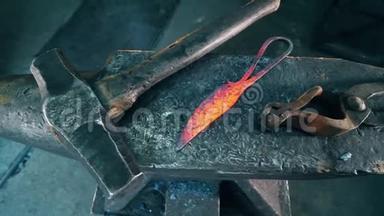 锻造厂铁砧上的金属工具。