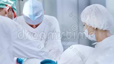 在医务人员包围下工作期间，戴口罩和白色制服的成熟外科<strong>医生</strong>
