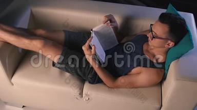 一个学生在<strong>辛苦</strong>的一天后在床上看书