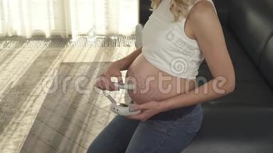 <strong>孕妇</strong>腹部€™侧视。 她检查婴儿€™站在房间里的<strong>心</strong>跳。 摄像机自下而上移动。