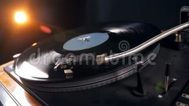 黑乙烯唱片在音乐播放器上旋转。