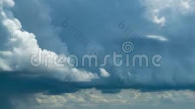 <strong>蓬松的</strong>白云，蓝天，雨<strong>的</strong>时间流逝，运动背景。 天空中形成<strong>的云彩</strong>。 自然环境云
