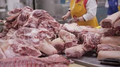 肉类加工在肉类加工。 食品工业。 肉类厂新鲜生猪肉。
