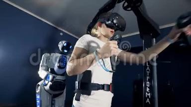 人在<strong>玩</strong>视频游戏时使用<strong>VR</strong>设备，关闭。