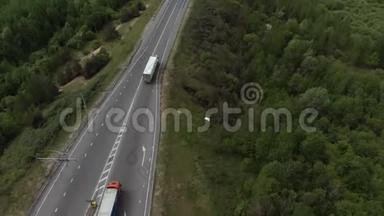 白色卡车通过繁忙公路/公路立交桥/立交桥的鸟瞰图。 汽车和卡车在路上行驶