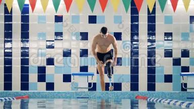 游泳者在游泳后修复他的腿部假体，关闭。