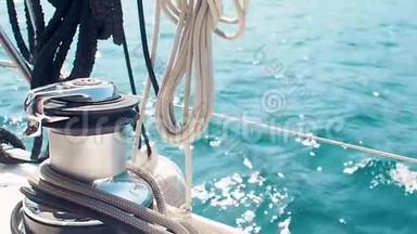 在船帆下的游艇上航行，甲板上的碎片和带<strong>绳</strong>的<strong>绞车</strong>，从甲板上可以看到。