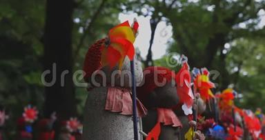 女神像<strong>守护者</strong>戴着红帽子在东京白天跟踪拍摄