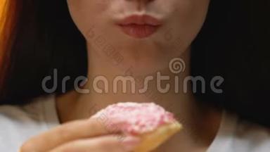 有吸引力<strong>的</strong>糖瘾妇女吃釉面甜甜圈，有<strong>糖尿病的</strong>风险，关闭