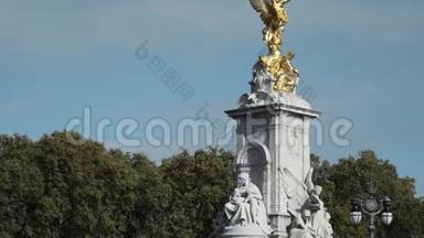 从帝国纪念碑的底部看白金汉宫前面的维多利亚女王。 <strong>行动</strong>。 <strong>国家</strong>