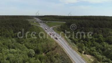 白色卡车通过繁忙的公路/公路立交桥/超速/桥梁的鸟瞰图。 汽车和卡车在路上行驶