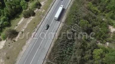 白色卡车通过繁忙公路/公路立交桥/立交桥的鸟瞰图。 汽车和卡车在路上行驶