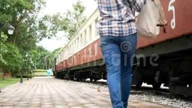 4K镜头。 亚洲旅游妇女在<strong>火车</strong>站，背背包，步行到<strong>火车</strong>。 乘老式<strong>火车</strong>在亚洲旅行。